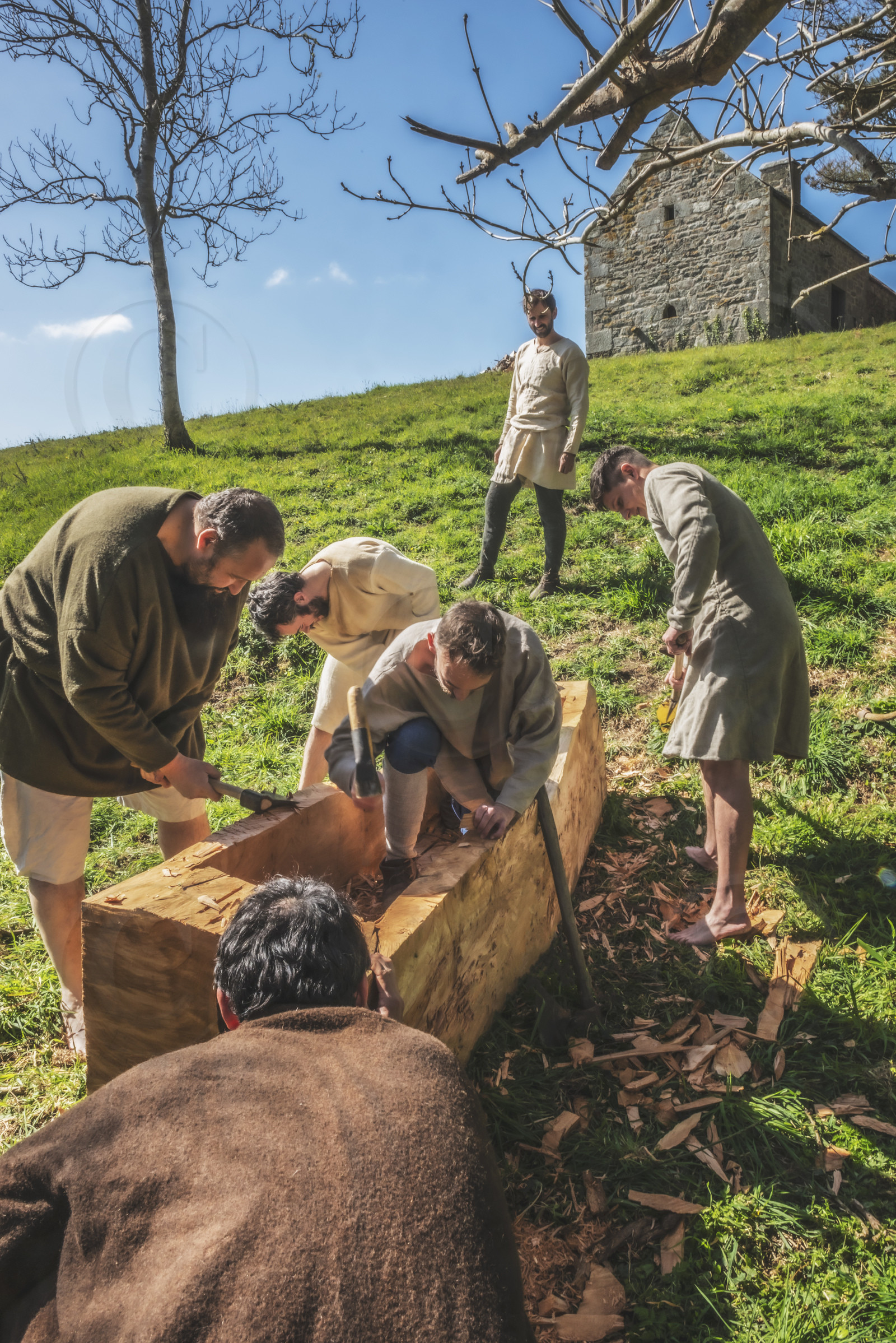 Découvert en 1978 et exposé aujourd'hui au musée de l'abbaye de Landévennec, ce sarcophage en bois parfaitement conservé a été réalisé dans la 2ème moitié du IXe siècle pour un aristocrate breton de l'époque carolingienne. Bien que pillé au XIe siècle, le sarcophage contenait encore les ossements de cet homme, les chaussures, des traces de vêtements. Réexhumé en 1985 lors de fouilles, il a subi un traitement par imprégnation de résine et lyophilisation au Centre d'Etude et de traitement des bois gorgés d'eau de Grenoble pendant 5 ans.